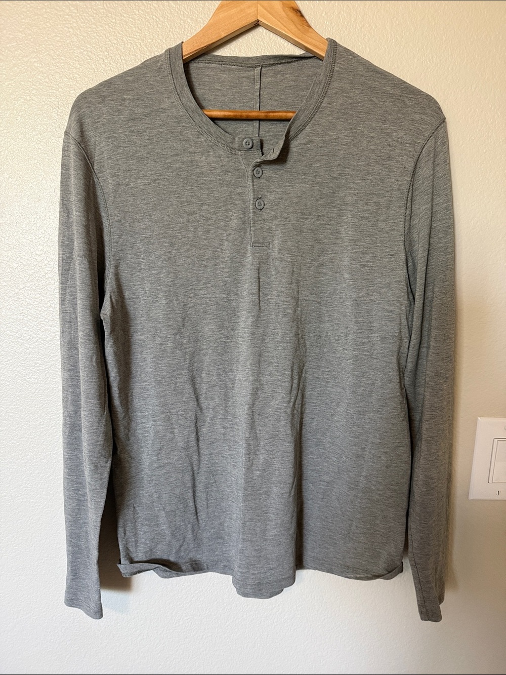 lululemon athletica Men's Gray Long-Sleeve Henley